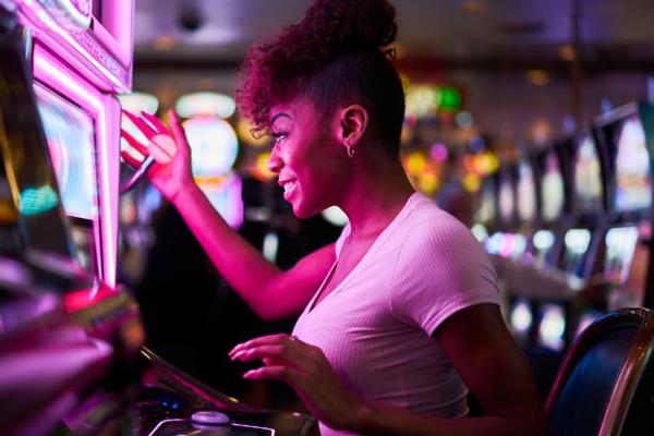 Learn About Classic Casino Tables with オンラインカジノ and Card Game Variations